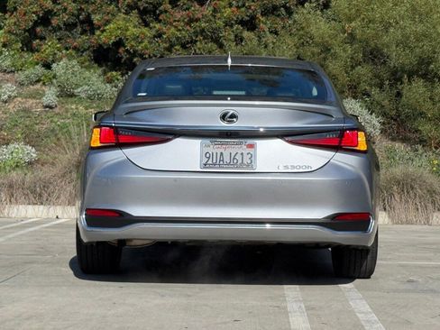 Certified 2025 Lexus ES 300h w/ Premium Package image 11