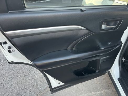 Used 2019 Toyota Highlander image 21