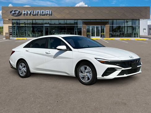Certified 2025 Hyundai Elantra SE image 40