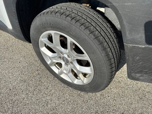 Used 2015 Jeep Renegade Latitude w/ Cold Weather Group AWD/4WD image 9