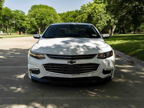 Used 2017 Chevrolet Malibu LT FWD image 3