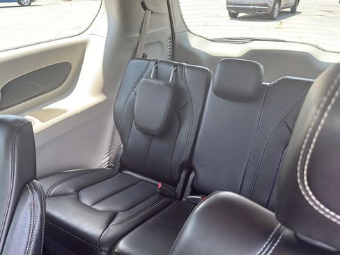 Used 2023 Chrysler Pacifica Touring-L FWD image 14