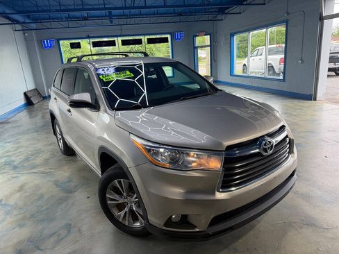 Used 2014 Toyota Highlander LE AWD/4WD image 6