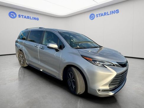 Used 2025 Toyota Sienna Platinum AWD/4WD image 4