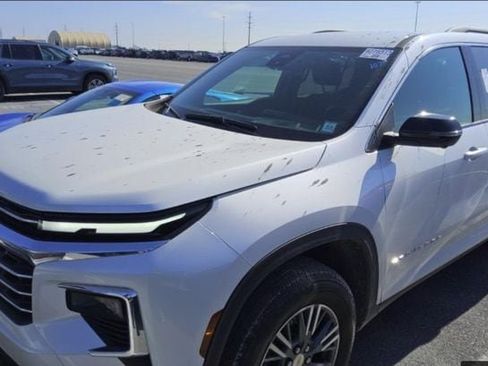 Used 2024 Chevrolet Traverse LT AWD/4WD image 3