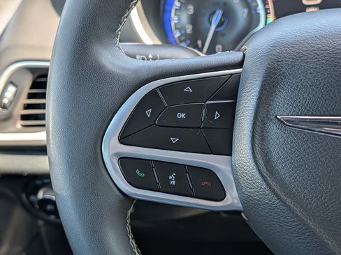 Used 2025 Chrysler Pacifica Select FWD image 29