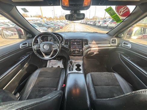 Used 2019 Jeep Grand Cherokee Laredo w/ Laredo X Package image 18