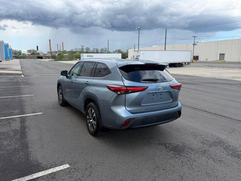 Used 2022 Toyota Highlander XLE AWD/4WD image 9