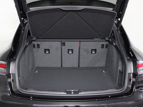 Certified 2025 Porsche Macan AWD/4WD image 13