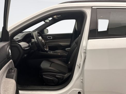 Used 2024 Jeep Compass Latitude AWD/4WD image 8