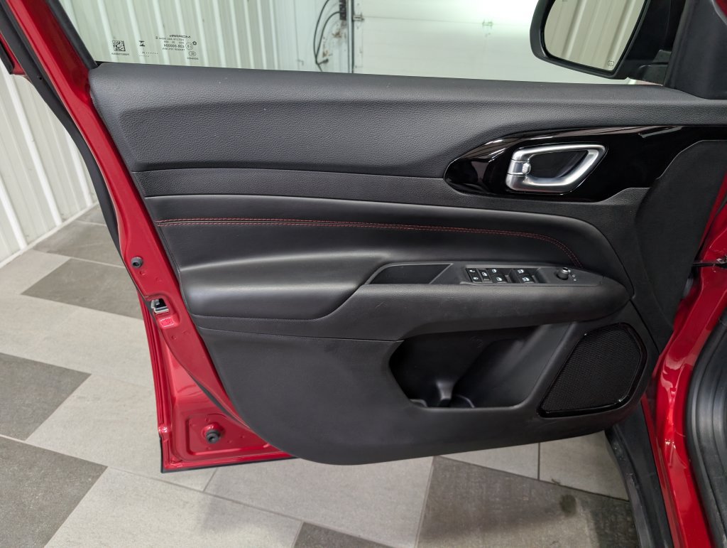 Used 2025 Jeep Compass Trailhawk AWD/4WD image 12
