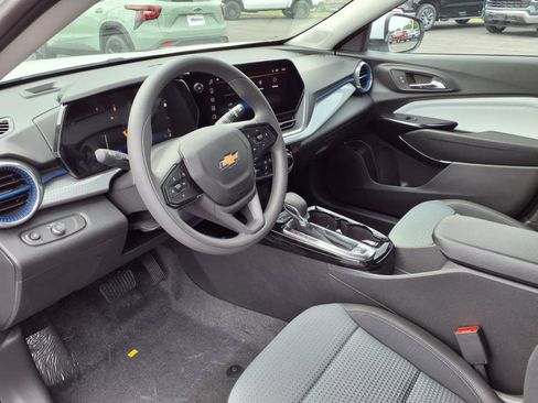 New 2025 Chevrolet Trax LT image 11
