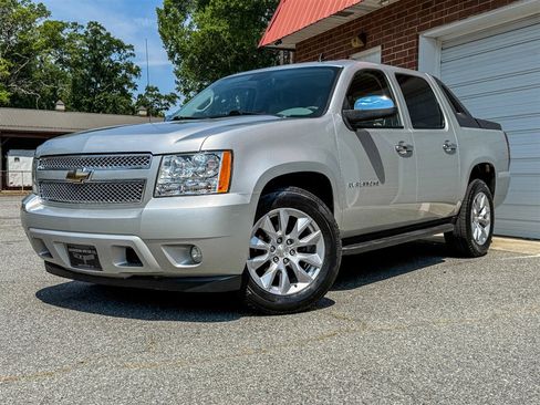 Used 2010 Chevrolet Avalanche LT w/ Luxury Package RWD image 2