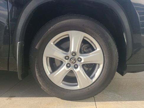 Used 2024 Toyota Highlander LE image 9