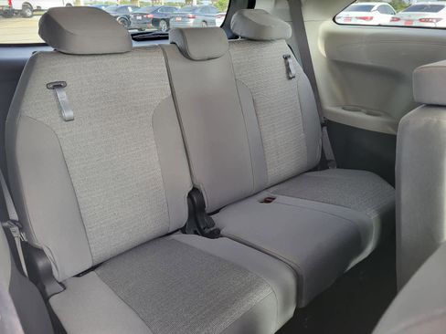 Used 2022 Toyota Sienna LE image 9