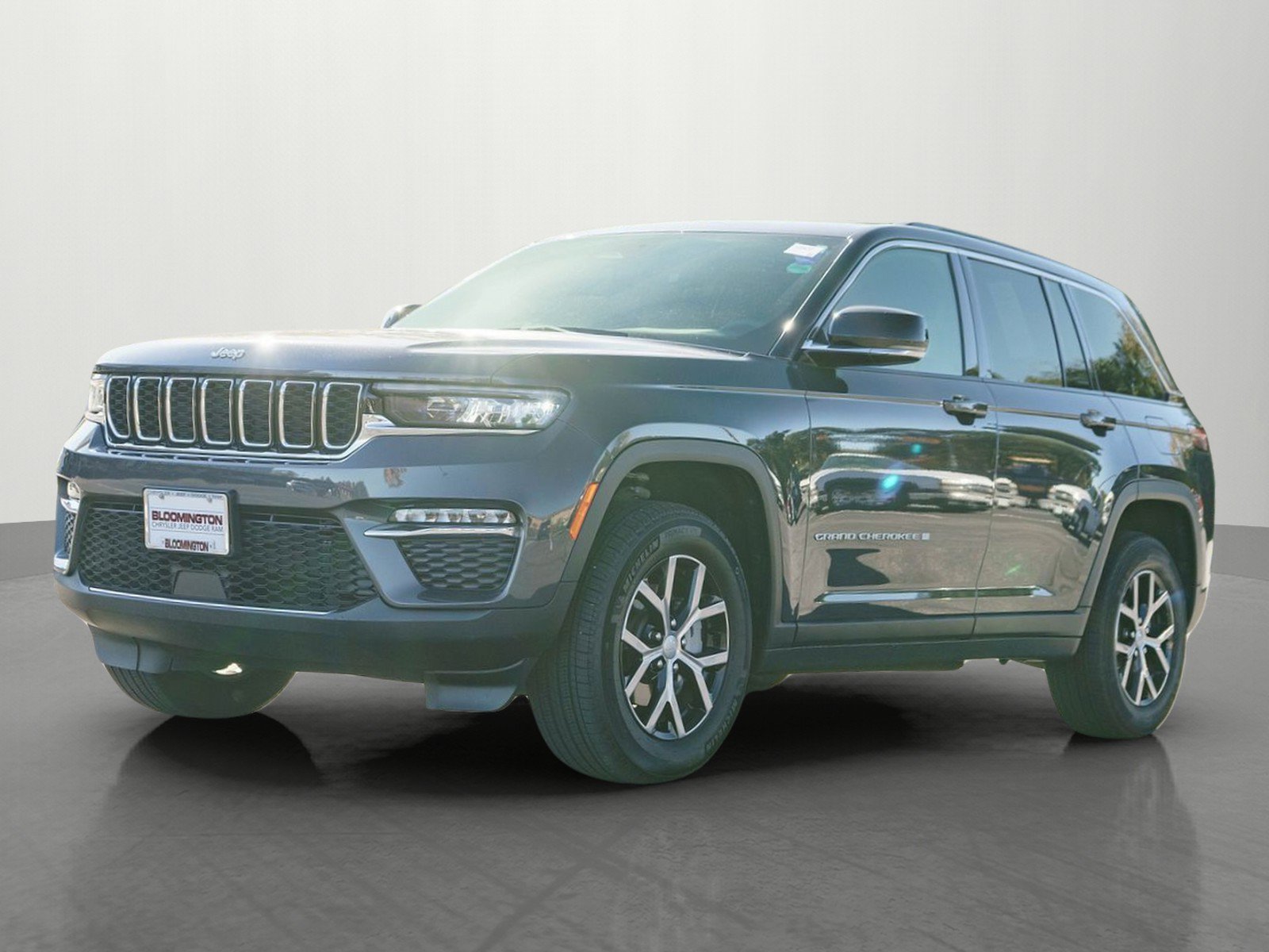 Used 2025 Jeep Grand Cherokee Limited w/ Trailer Tow Package AWD/4WD image 3