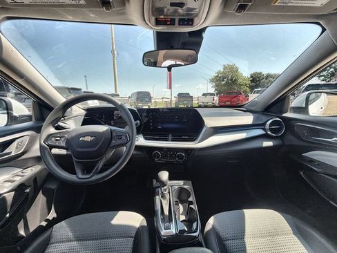 Used 2025 Chevrolet Trax LT FWD image 19