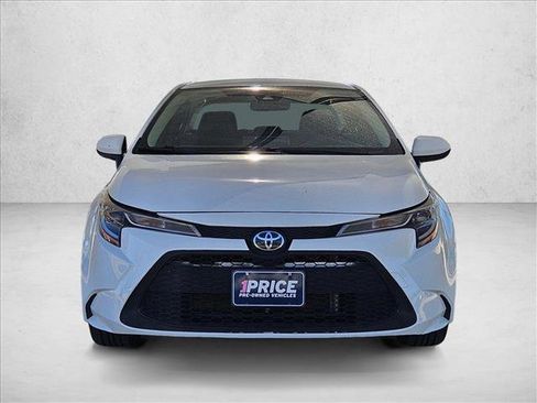 Used 2022 Toyota Corolla LE image 2