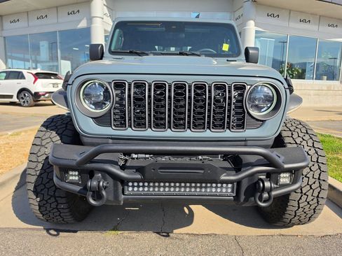 Used 2024 Jeep Gladiator Rubicon w/ Steel Bumper Group AWD/4WD image 2