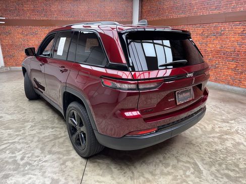 Used 2022 Jeep Grand Cherokee Altitude AWD/4WD image 2
