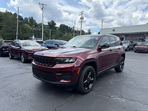 Used 2023 Jeep Grand Cherokee Altitude AWD/4WD image 3