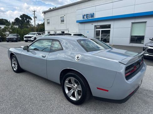 Used 2022 Dodge Challenger SXT image 4