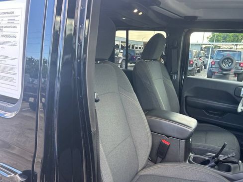 Used 2025 Jeep Wrangler Unlimited Sahara AWD/4WD image 22