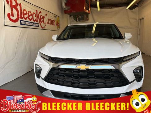 Used 2025 Chevrolet Blazer LT FWD image 1