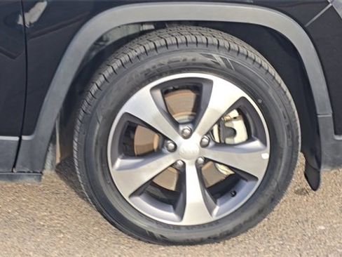 Used 2021 Jeep Cherokee Limited image 32