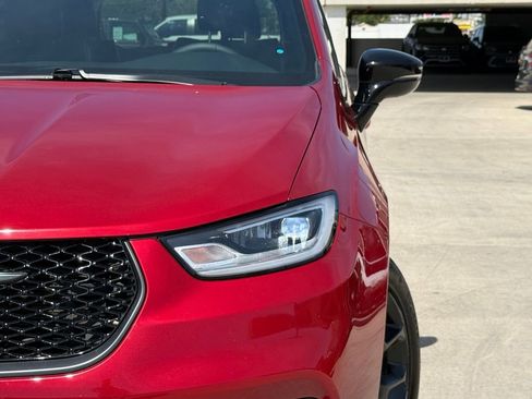 Used 2025 Chrysler Pacifica Limited image 8