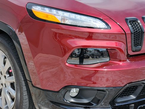 Used 2018 Jeep Cherokee Latitude AWD/4WD image 9