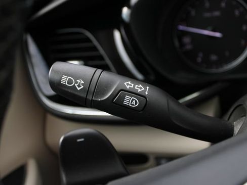 Used 2022 Buick Envision Avenir w/ Technology Package II FWD image 9
