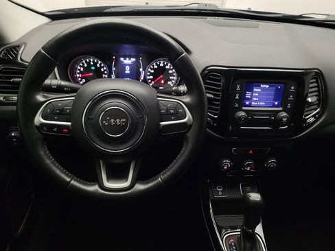Used 2018 Jeep Compass Latitude FWD image 22