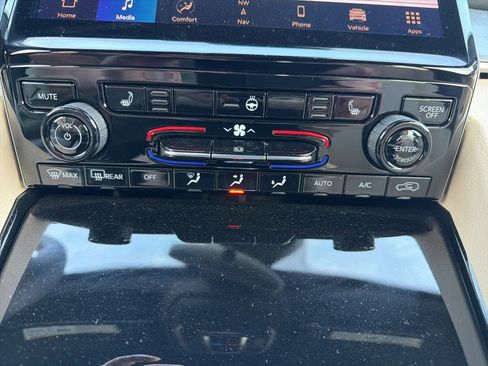 Used 2023 Jeep Grand Cherokee Limited w/ Black Appearance Package image 39