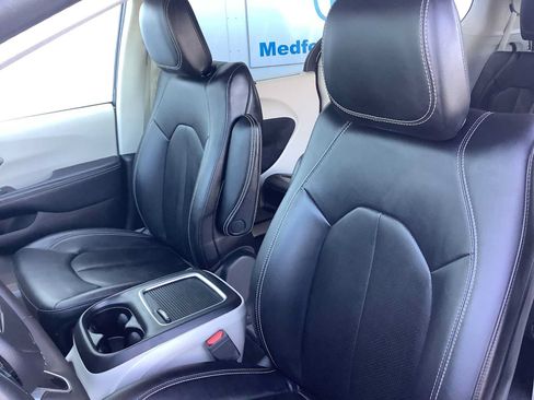 Used 2024 Chrysler Pacifica Touring-L FWD image 11