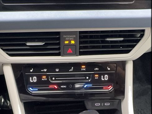 Used 2025 Volkswagen Jetta SE w/ Sunroof Package FWD image 45