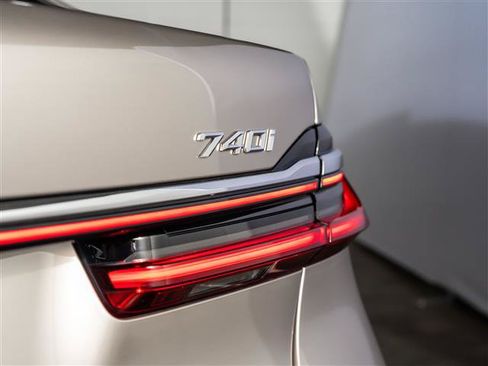 Used 2021 BMW 740i w/ Premium Package RWD image 30