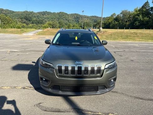 Used 2019 Jeep Cherokee Latitude Plus w/ Cold Weather Group AWD/4WD image 3