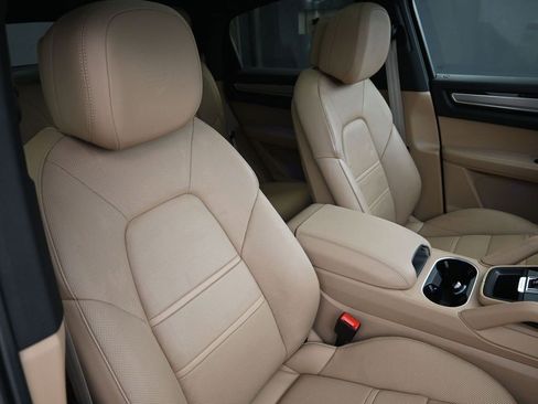 Certified 2022 Porsche Cayenne Platinum Edition image 30