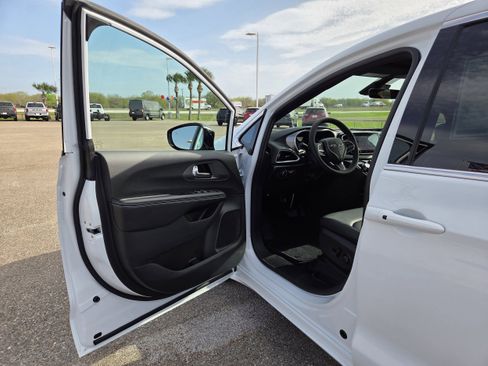 New 2026 Chrysler Voyager LX image 11