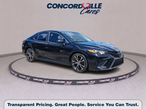 Used 2019 Toyota Camry SE FWD image 1
