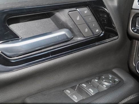 Used 2025 GMC Yukon XL Denali image 30