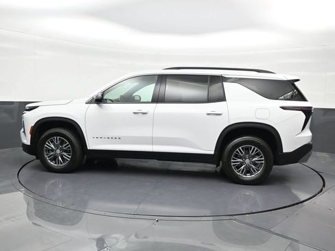 Used 2025 Chevrolet Traverse LT FWD image 2