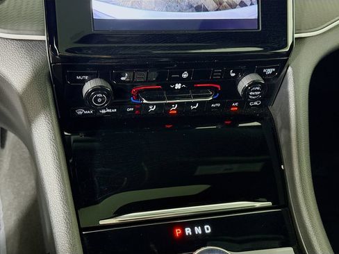 Used 2024 Jeep Grand Cherokee L Altitude AWD/4WD image 8