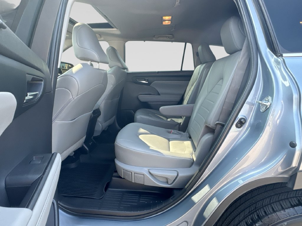 Used 2022 Toyota Highlander XLE AWD/4WD image 22