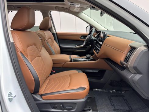 Used 2025 Nissan Pathfinder Platinum FWD image 16