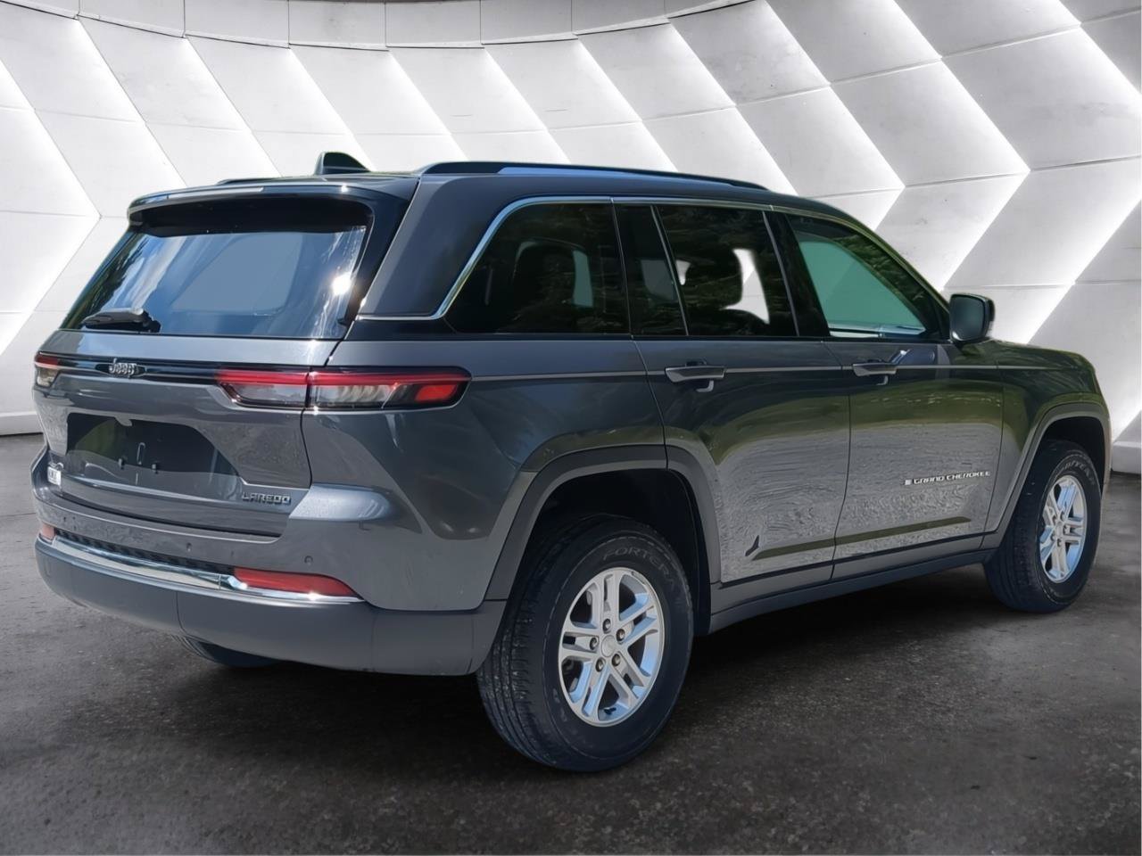 Used 2023 Jeep Grand Cherokee Laredo AWD/4WD image 3