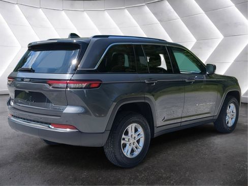 Used 2023 Jeep Grand Cherokee Laredo AWD/4WD image 3