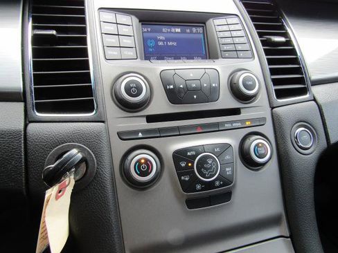 Used 2018 Ford Taurus SEL image 24