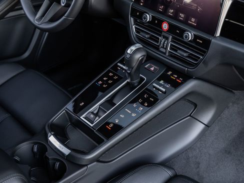Certified 2026 Porsche Macan AWD/4WD image 49